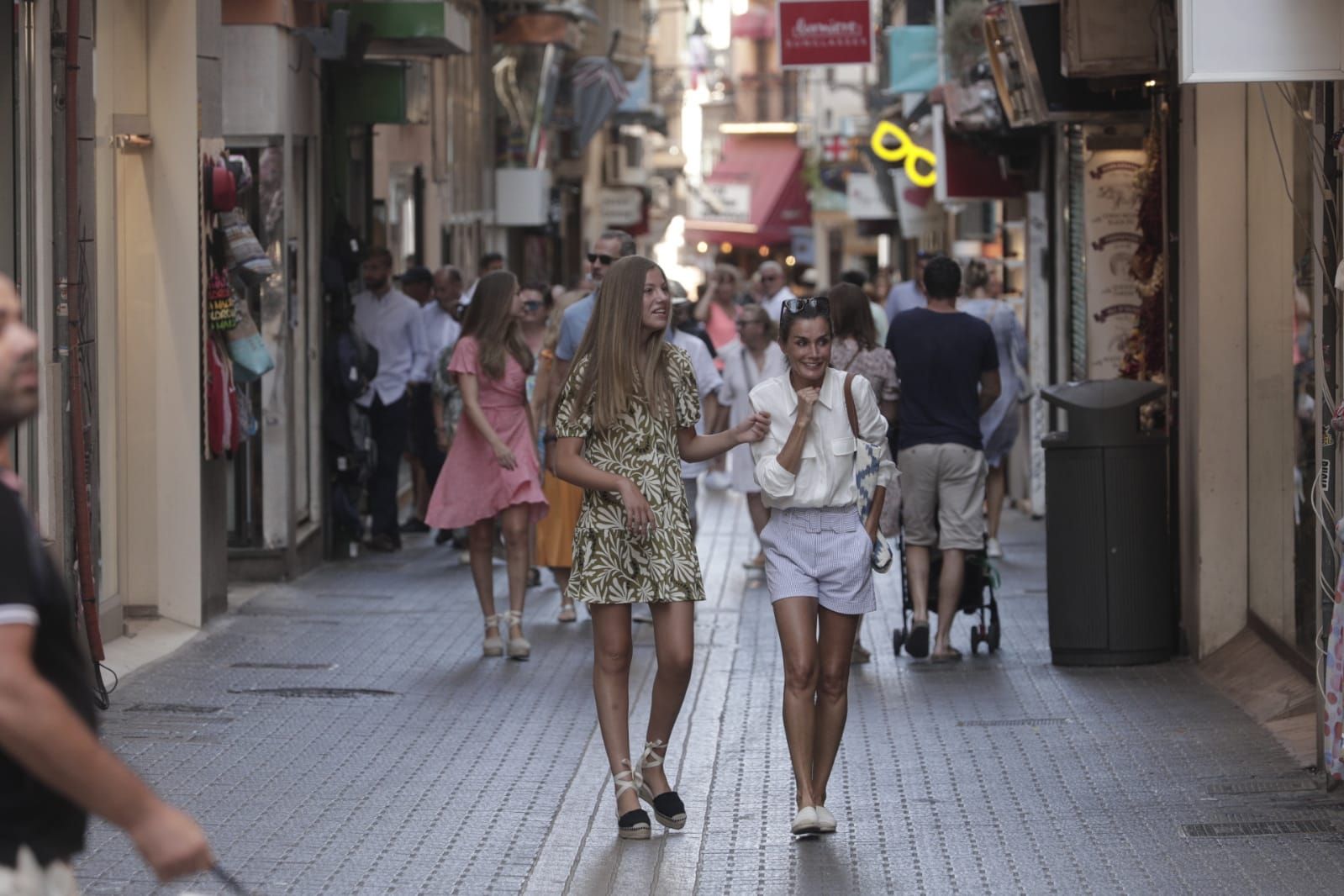 Los Reyes y sus hijas pasean por el centro de Palma