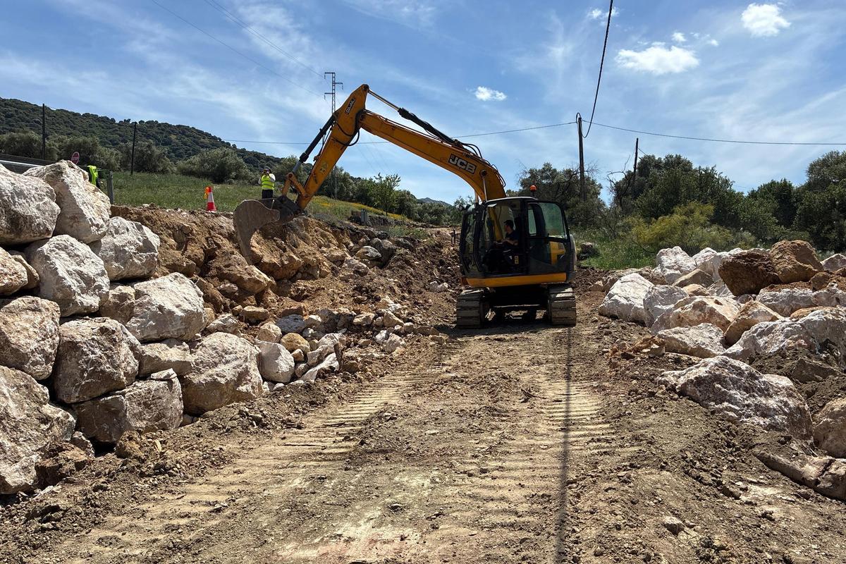 Las obras de mejora de la carretera MA-7401 incluyen muros de escollera y micropilotes.