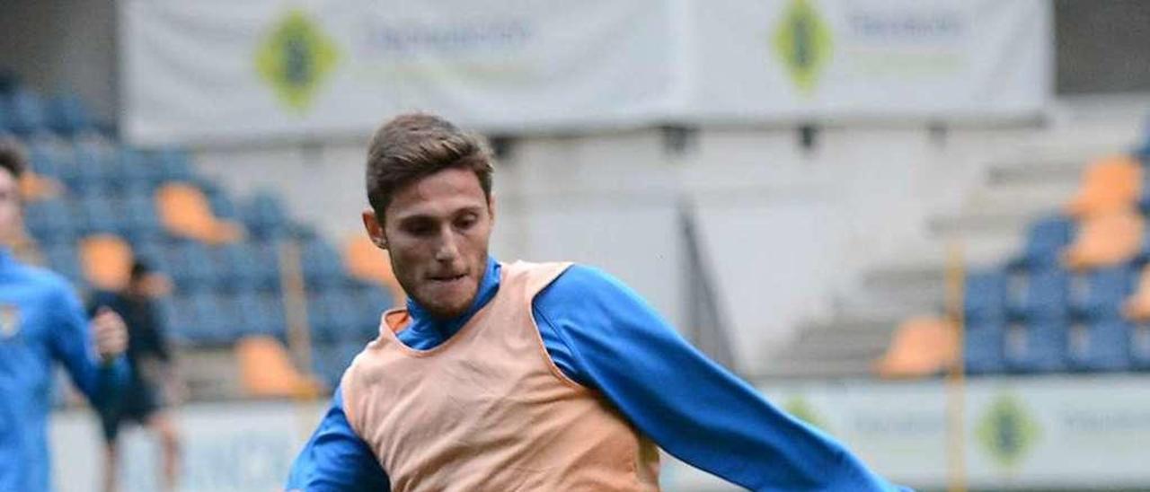 Bruno Rivada en una acción durante un entrenamiento en Pasarón. // Rafa Vázquez