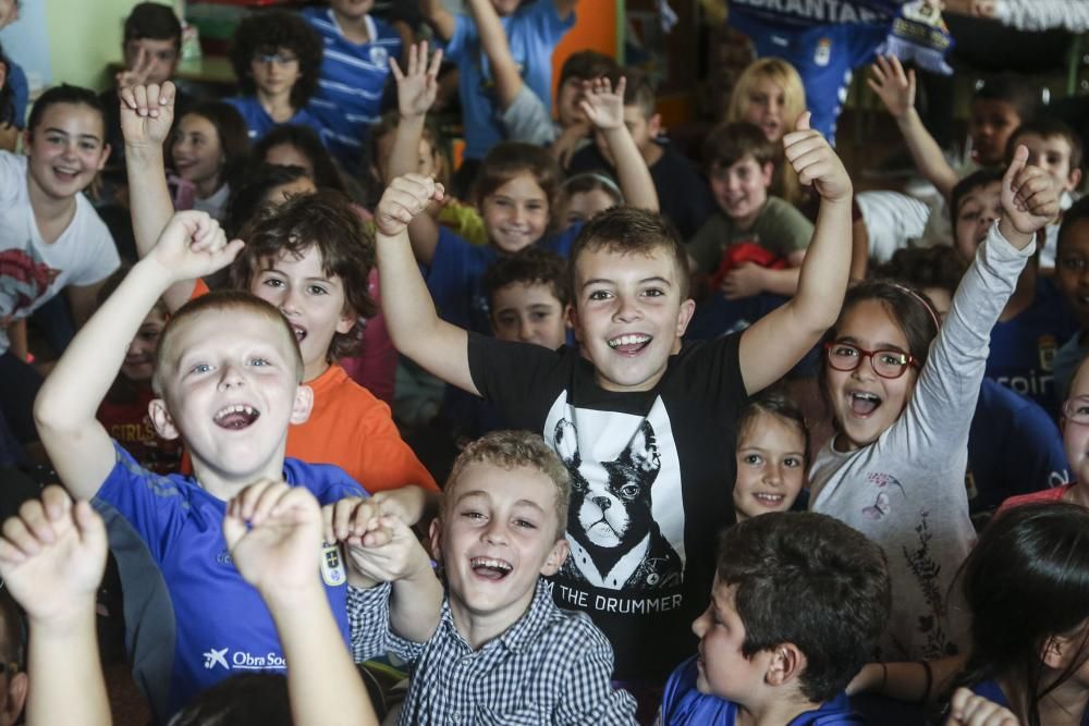 Los jugadores del Real Oviedo Mossa y Rocha visitan el colegio de Las Campas