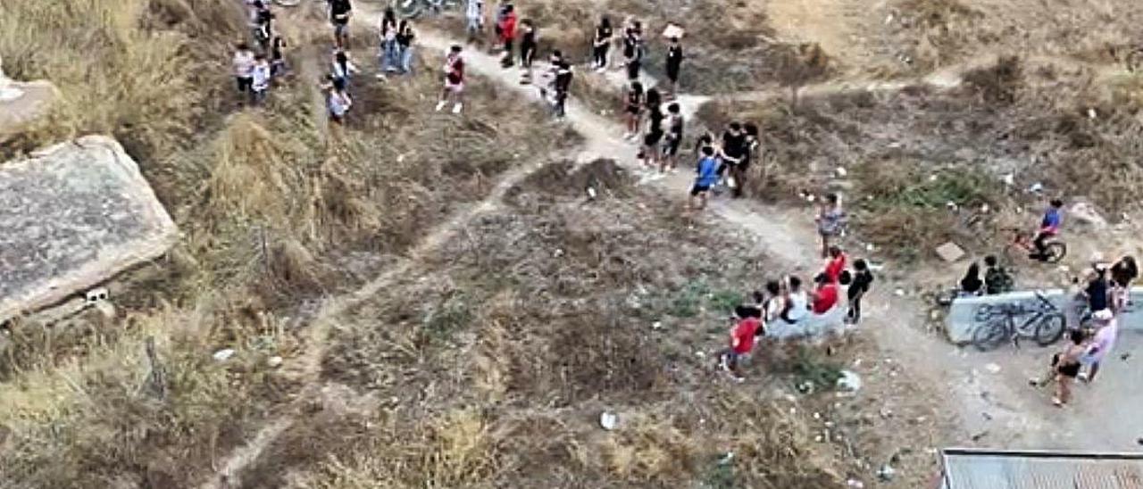 Hasta una treintena de jóvenes se suelen reunir por las tardes entre las ruinas de la Villa Romana.