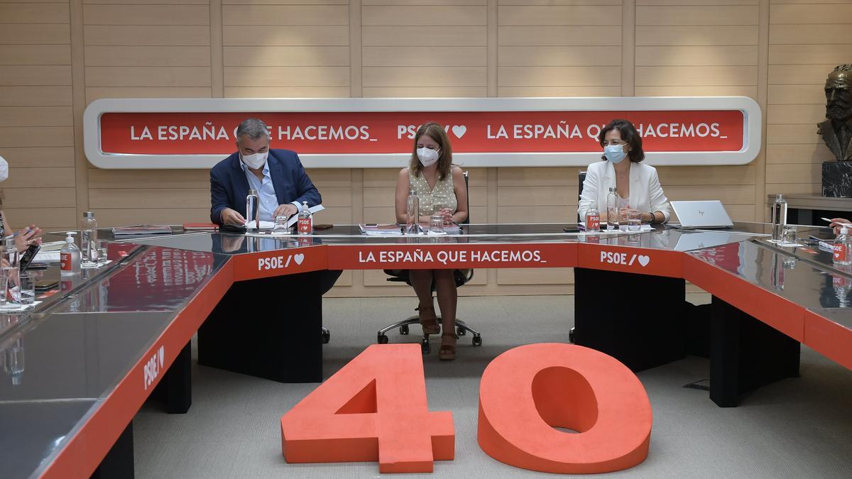 La vicesecretaria general del PSOE y coordinadora general del 40º Congreso, Adriana Lastra, junto a su adjunto, Santos Cerdán, y la portavoz, Eva Granados, durante la reunión del órgano de este 30 de agosto de 2021 en Ferraz.