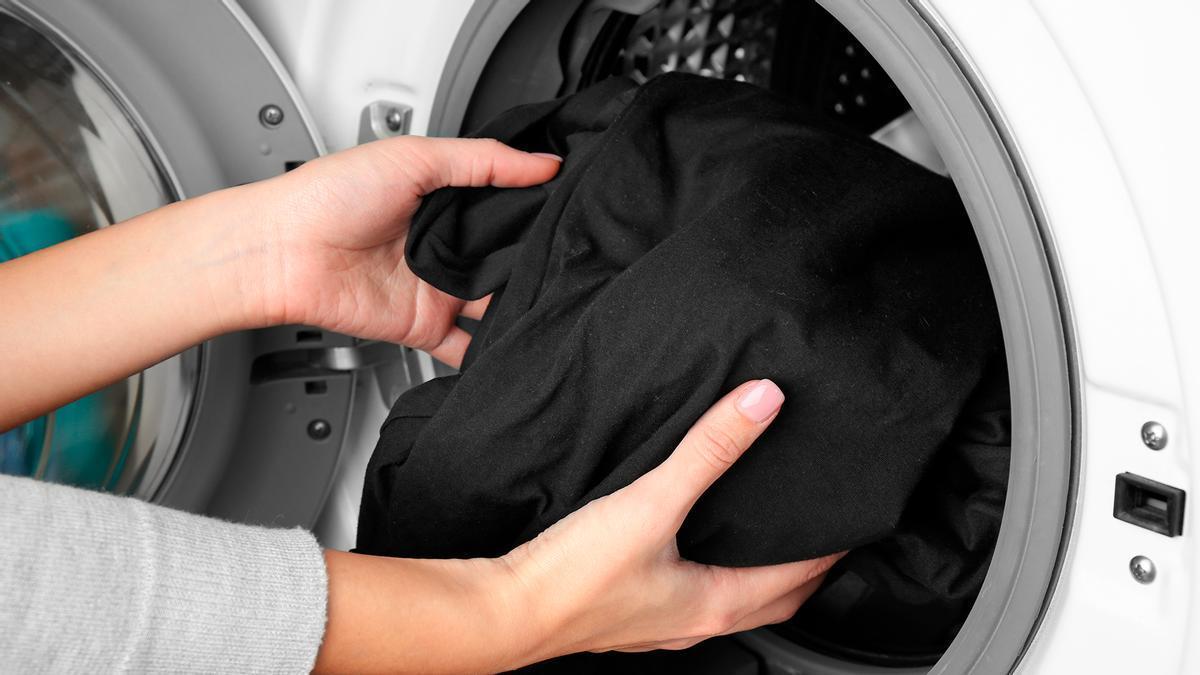 Este es el secreto para que la ropa negra no se quede gris
