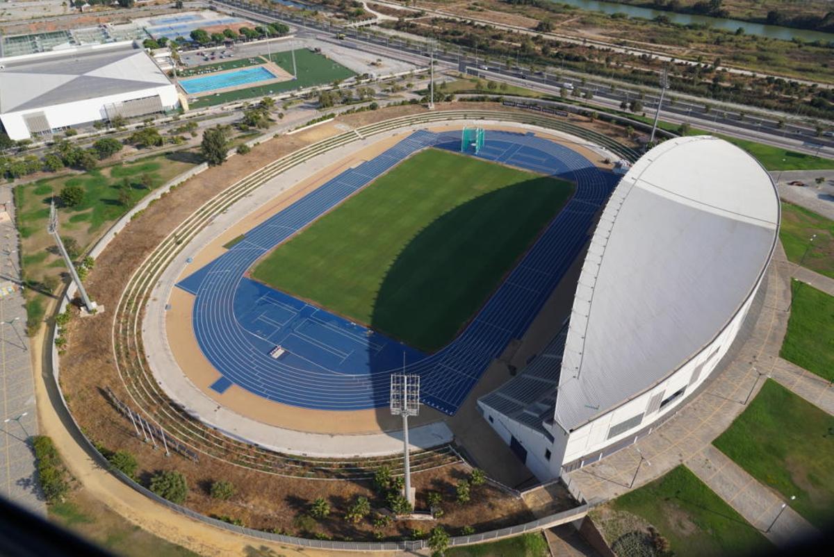 El Estadio de Atletismo Ciudad de Málaga será uno de los 16 edificios municipales que se someterá al plan de descarbonización