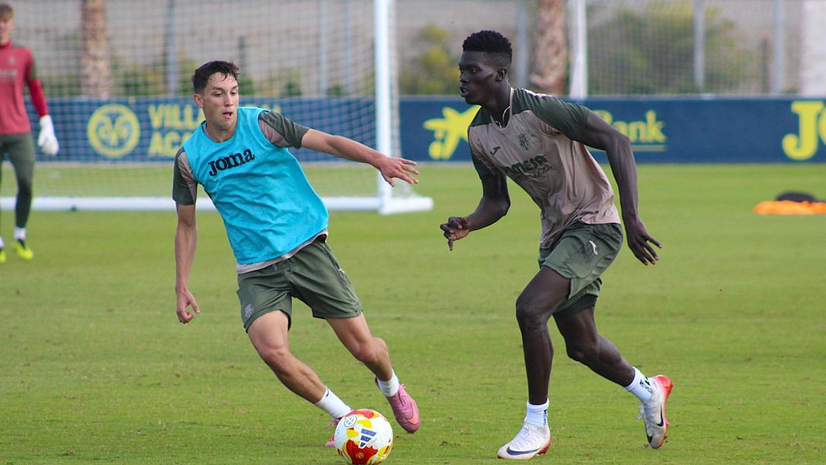 Alassane Diatta y Hugo López, jugadores del Villarreal CF.
