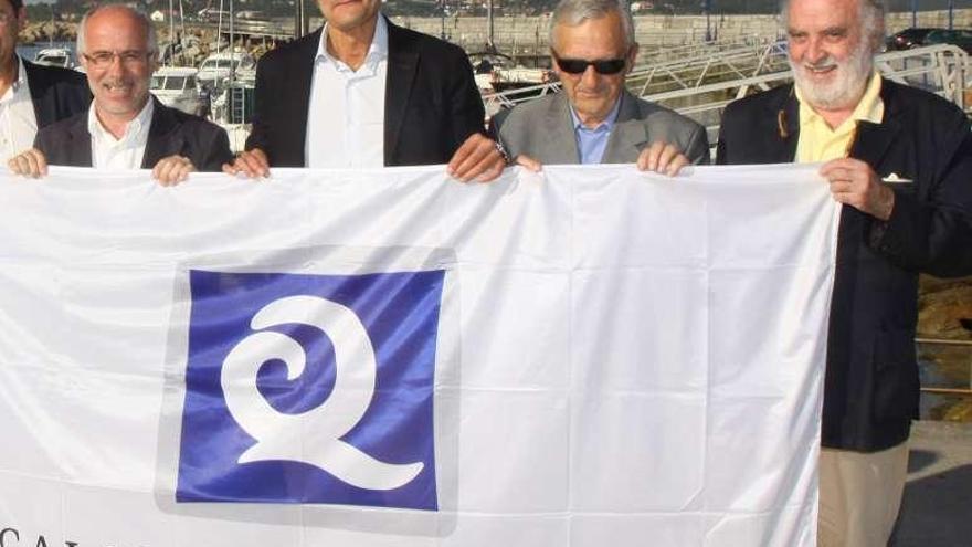 La bandera con la Q de calidad Turística en el puerto de Pedras Negras, en San Vicente do Mar (O Grove). // Muñiz