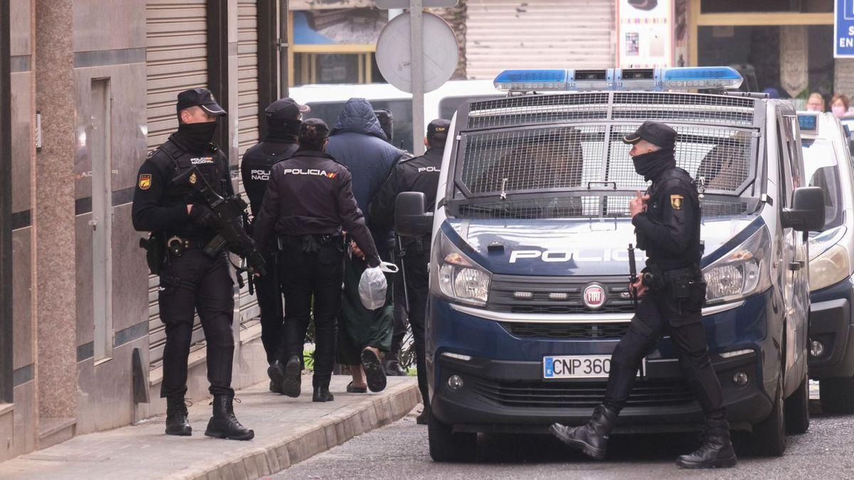 Efectivos de la Policía Nacional, en una reciente operación del Cuerpo en la localidad alicantina de Crevillente.