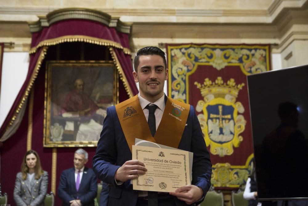 Acto académico de la Escuela de Ingeniería Informática, en el que se entregan los diplomas y becas a la 6ª Promoción del Grado en Ingeniería Informática del Software y a la 12ª Promoción de egresados