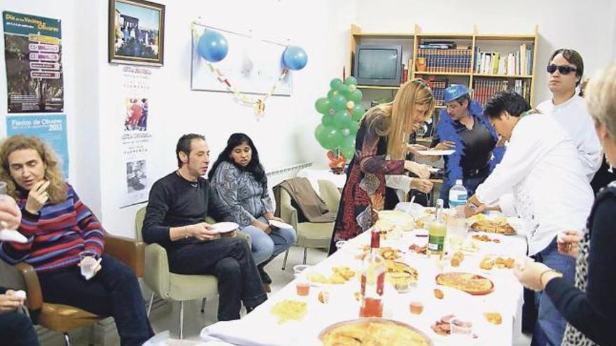 Miembros del banco del tiempo celebran su segundo cumpleaños en la sede de la asociación de Olivares.