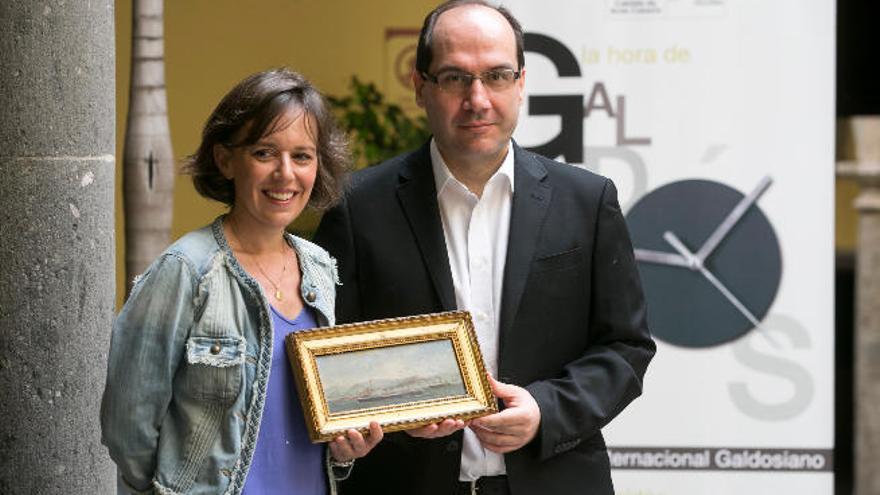 De izquierda a derecha, Claudia Hernández de la Torre, nieta de Claudio de la Torre, con Roberto García Mesa, con el cuadro original de Galdós.