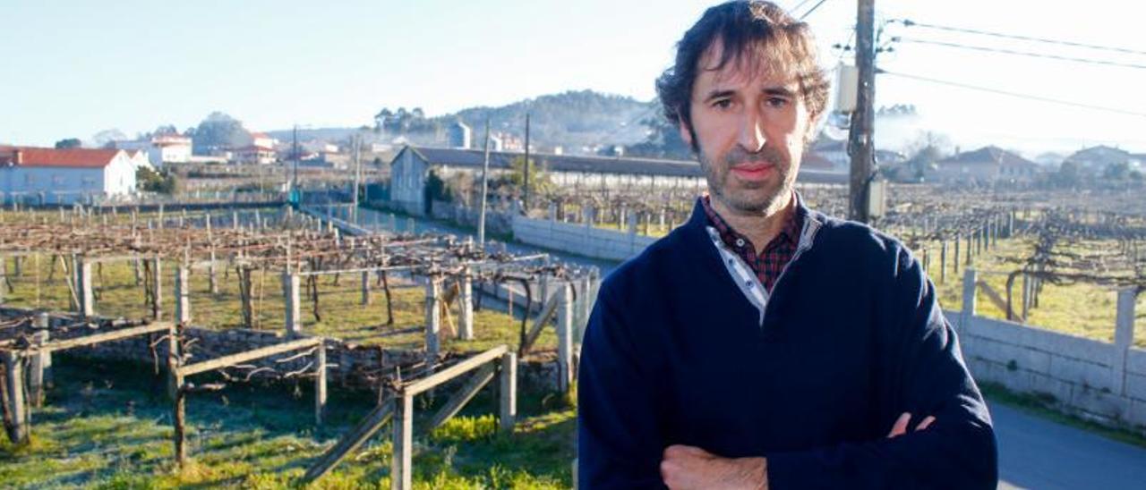 Pablo Pereira frente a un viñedo de O Salnés   | // IÑAKI ABELLA