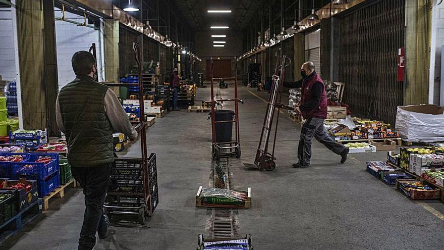 Dos trabajadores del Mercazamora, ayer. | Emilio Fraile