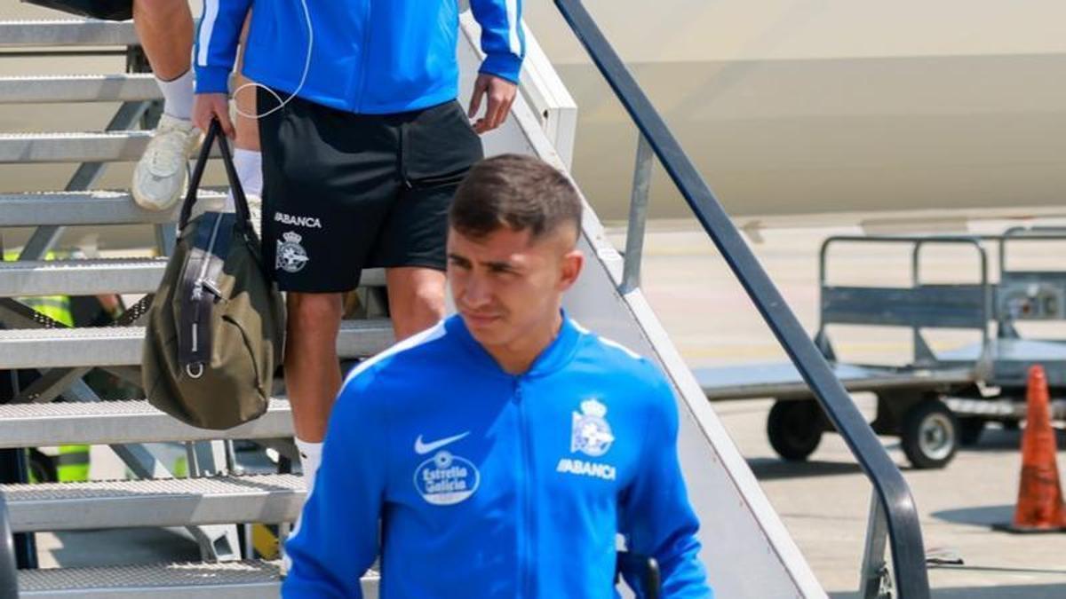 Yeremay, con la expedición del Deportivo en su llegada a Florencia.