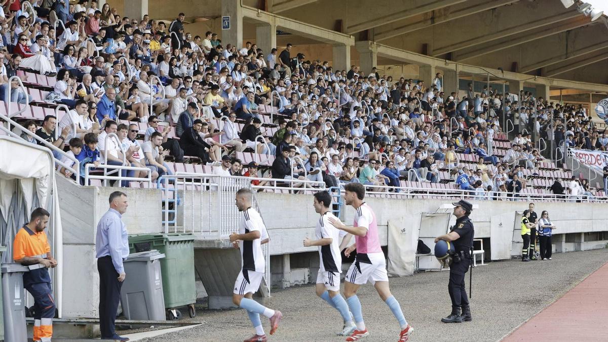 Los jugadores del Compostela ingresan al túnel de vestuarios de San Lázaro.