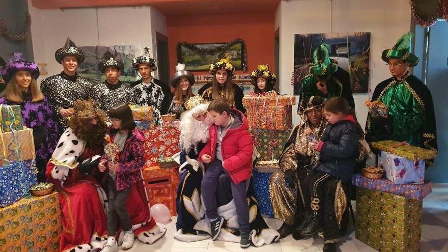 Los Reyes Magos visitan Sariego y disfrutan de una chocolatada