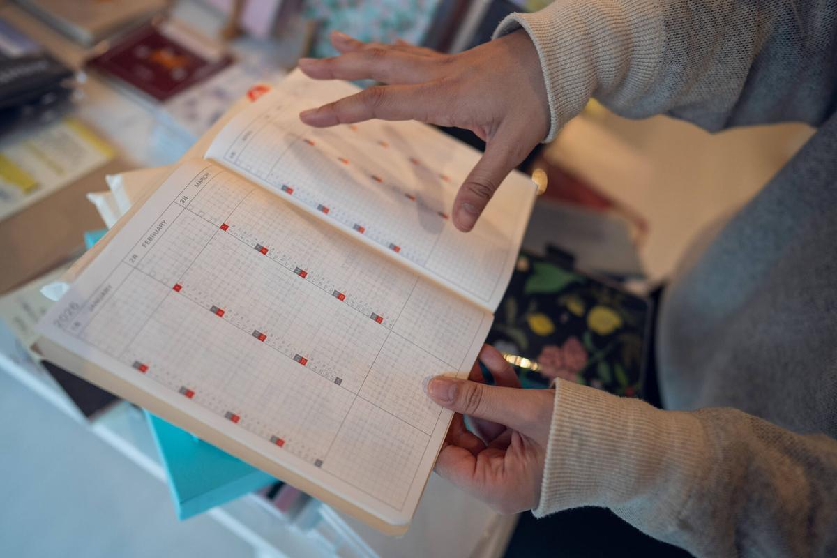 Barcelona. 27/01/2026 Sociedad. La propietaria de Entropía, JingJing Yang, presenta las nuevas agendas Hobonichi, que salen a la venta este domingo con expectación de best-seller mundial, en la tienda de la calle Aribau, una de las dos únicas que las comercializan en España. Foto: Zowy Voeten / El Periódico.