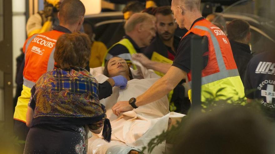 Los sanitarios atienden a una herida en el paseo de Niza.