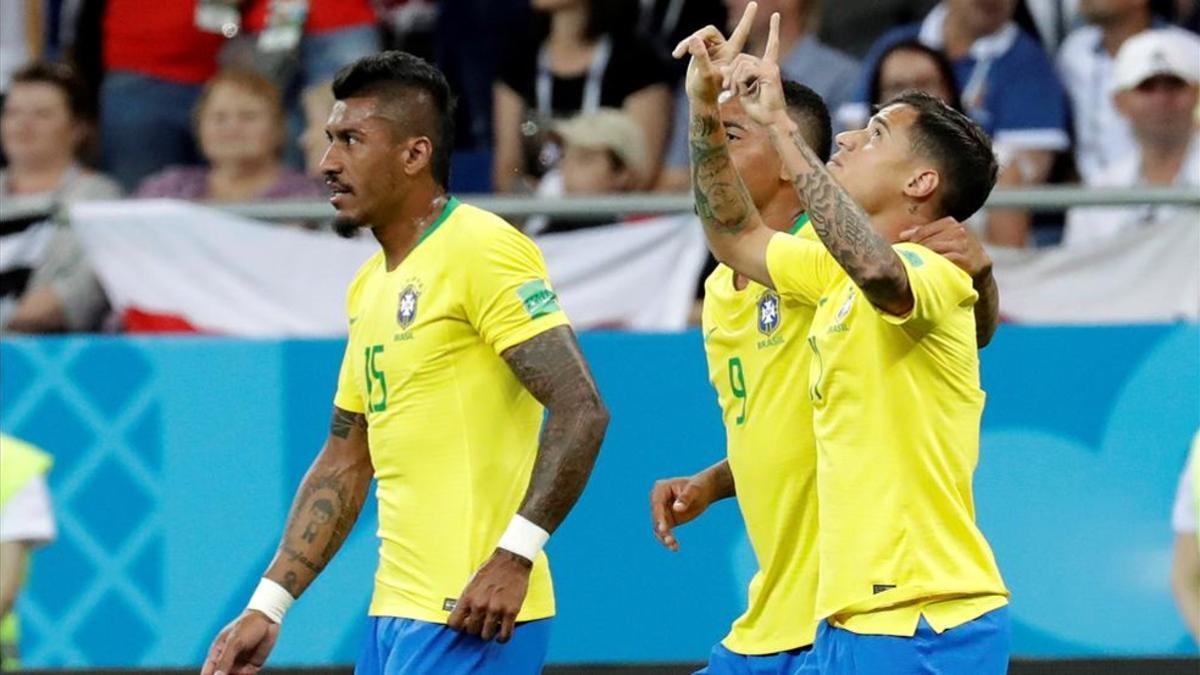 Coutinho celebra el gol junto a su compañero en el Barça Paulinho