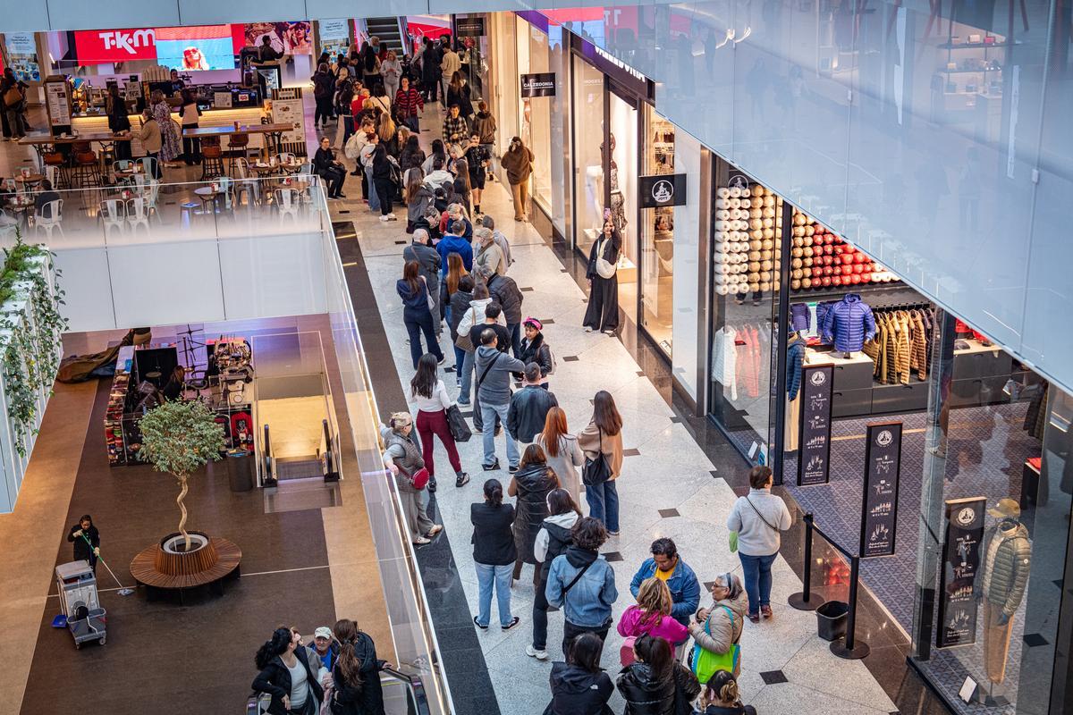 Furor y ofertas en el estreno de la primera tienda en Barcelona del outlet de grandes marcas TK-Maxx
