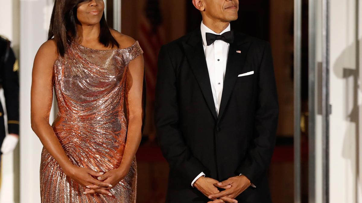 Michelle Obama con vestido de Versace junto a Barack Obama