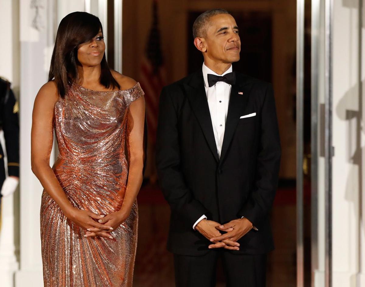 Michelle Obama con vestido de Versace junto a Barack Obama