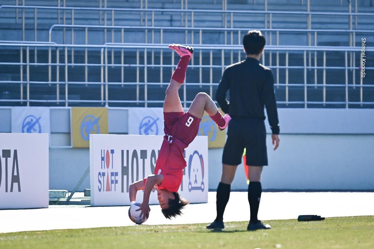 Un jugador realiza un saque de banda acrobático en el All Japan High School Tournament que se disputa desde hace más de un siglo en Japón.
