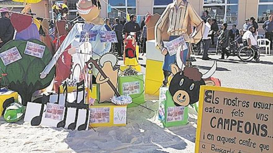 Las fallas sociales adelantan la cremà en Benicarló con gran expectación