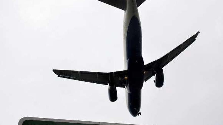 Un avión de British Airways, tomando tierra en Heathrow. // Efe