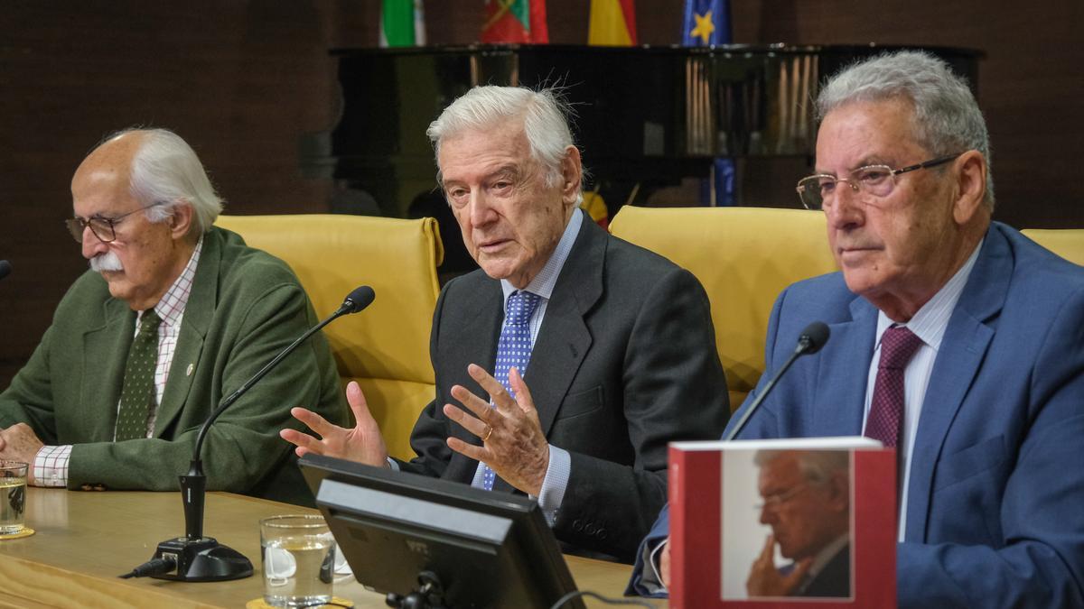 Enrique Sánchez de León, en el centro, con Emilio Vázquez, de Fundación CB, a la derecha, y Emilio Cruz, de la Real Sociedad Económica Extremeña de Amigos del País, a la izquierda.