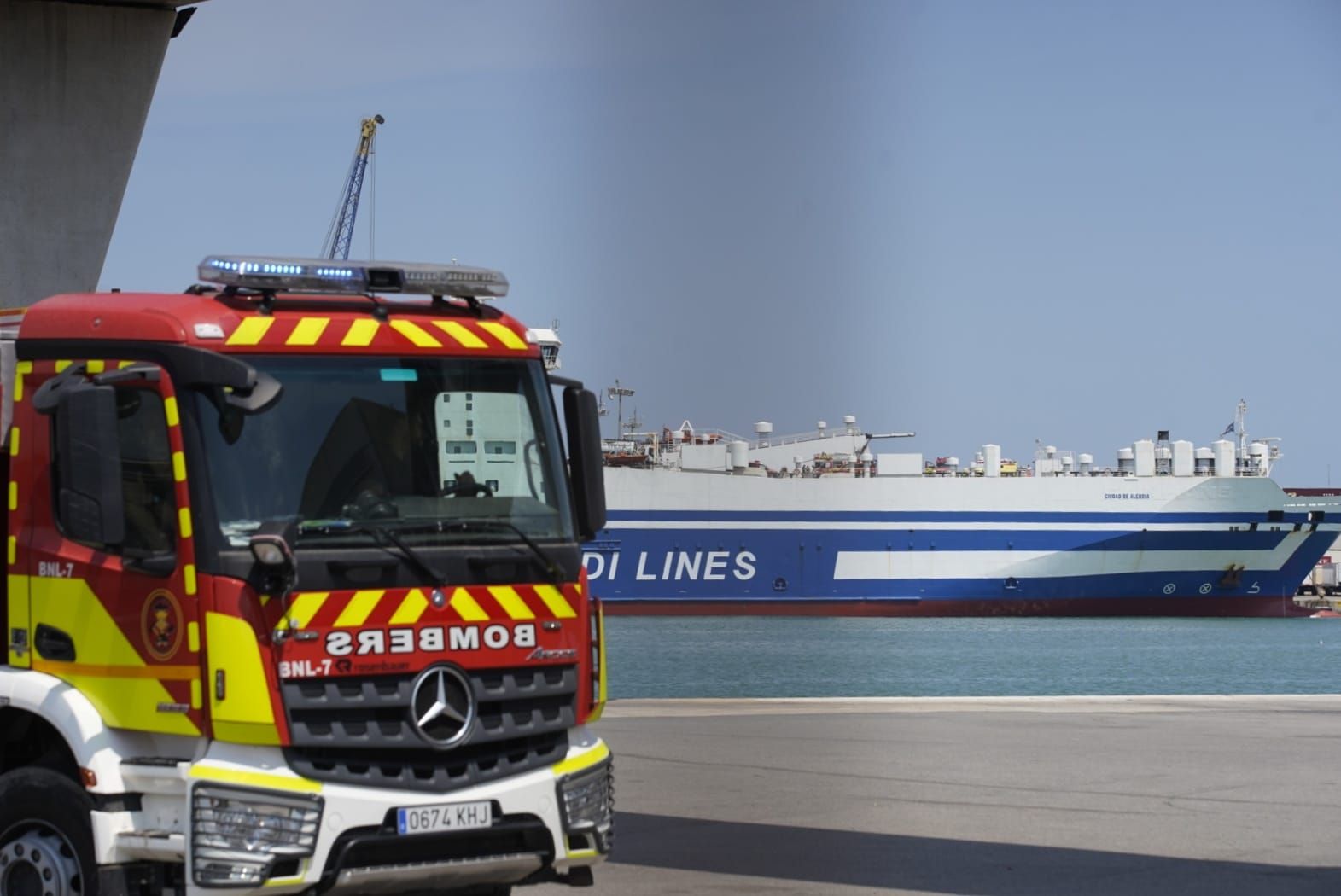 Incendio en un barco de Grimaldi en el Puerto de Valencia