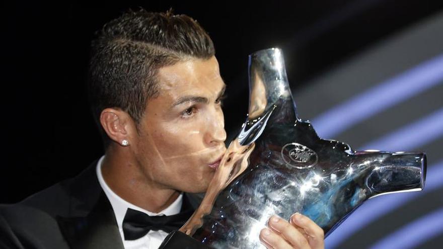 Ronaldo besa el trofeo de mejor jugador europeo.