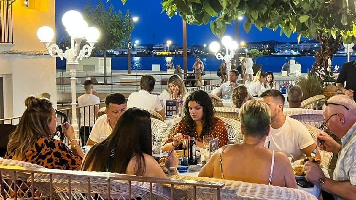 ¿Quieres cenar en el puerto de Ibiza? Reserva ya tu mesa en el Restaurante El Faro.