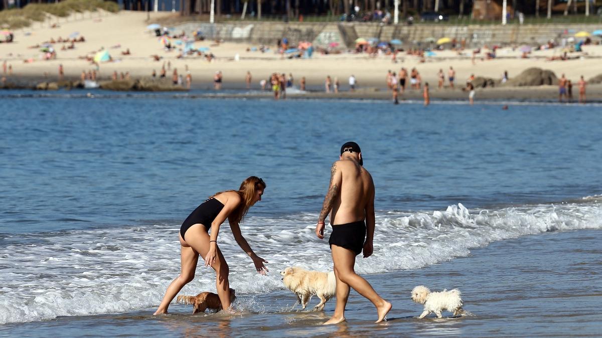 Gente disfruta del buen tiempo en la playa de Samil, este domingo