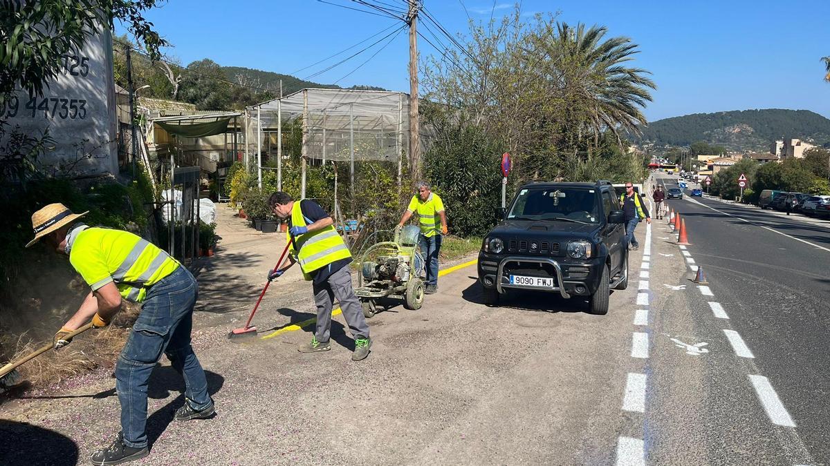 Operarios municipales en la carretera del desvío.