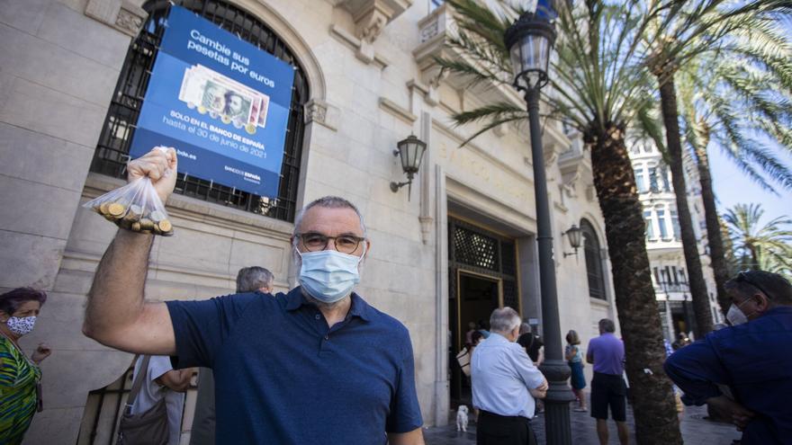 Colas en el Banco de España para cambiar pesetas por euros