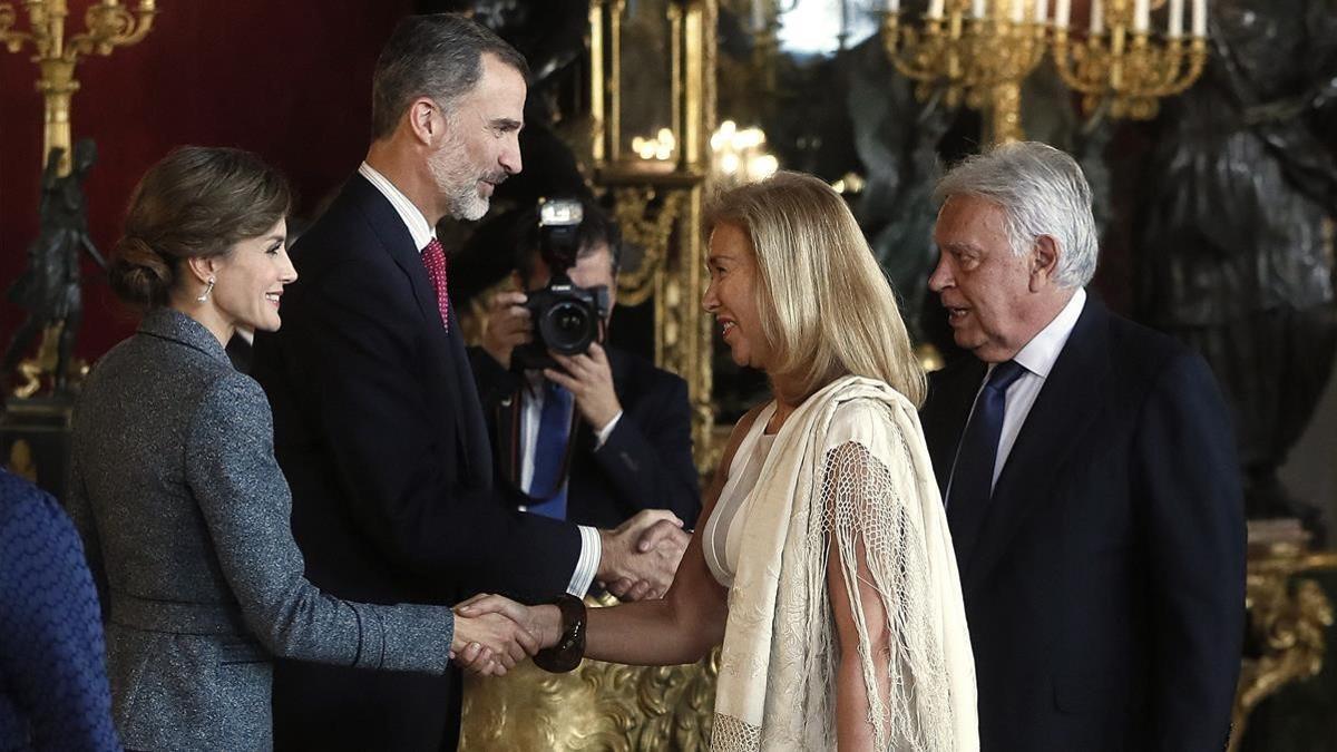 Los Reyes saludan al expresidente del Gobierno Felipe González.