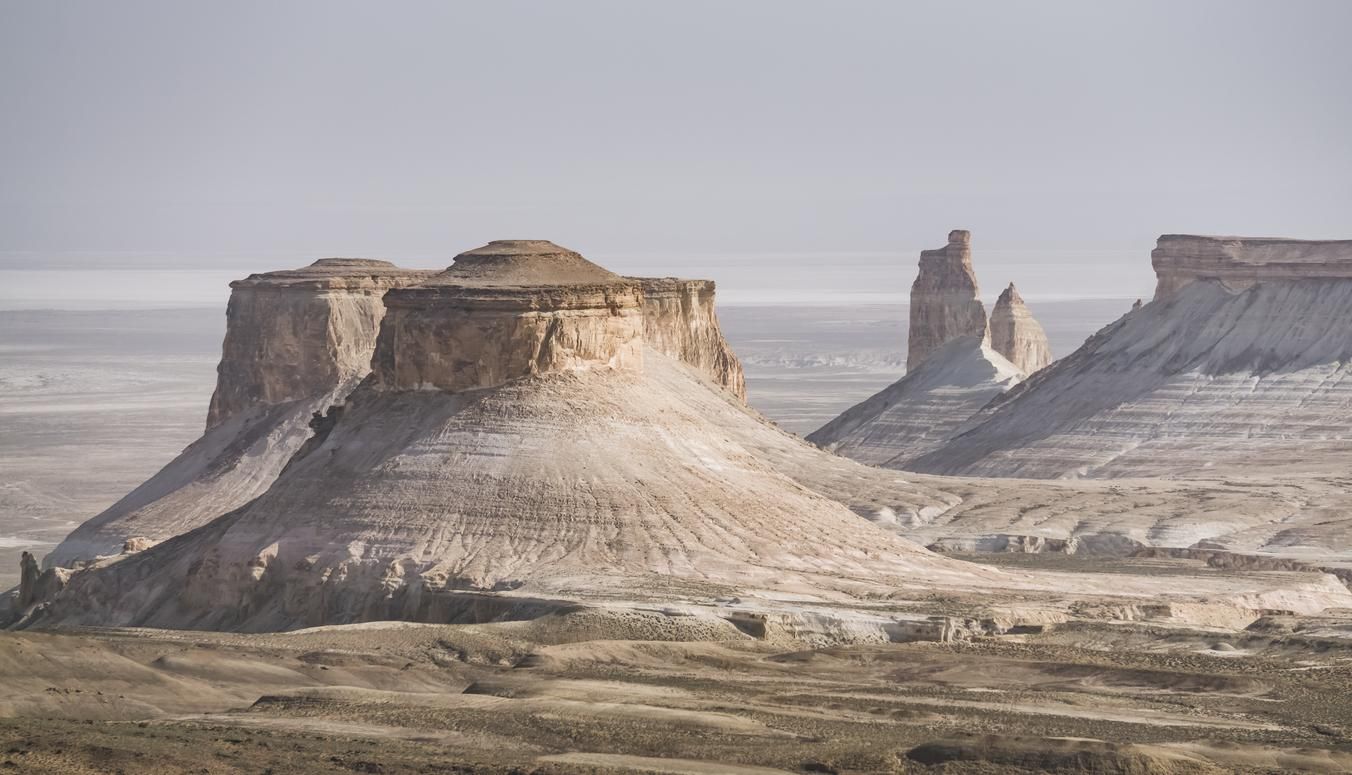 Panorama de colinas y crestas con laderas de piedra caliza y tiza en la estepa kazaja.