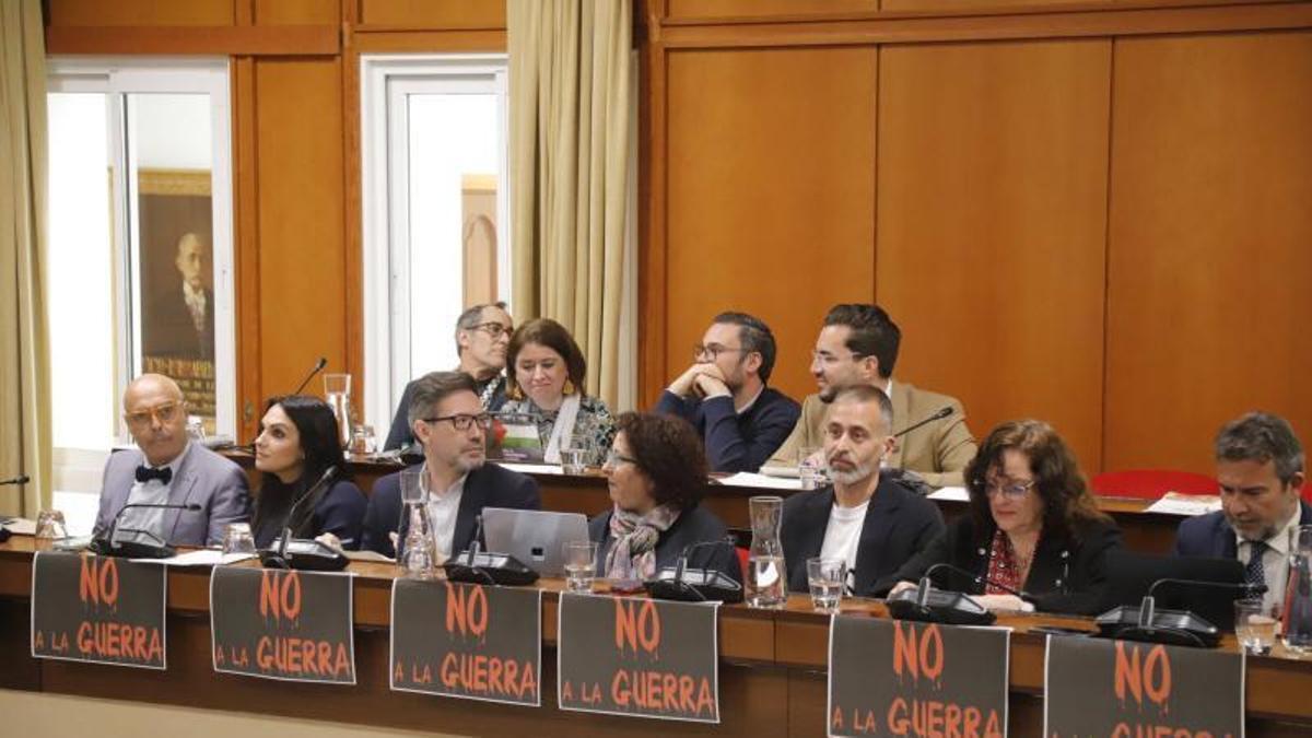 Guerra de carteles en el Pleno de Córdoba el pasado mes de marzo.