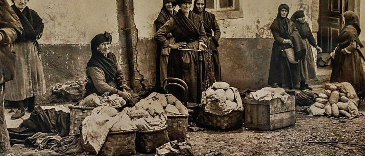 Mujeres en el mercado de Tineo.