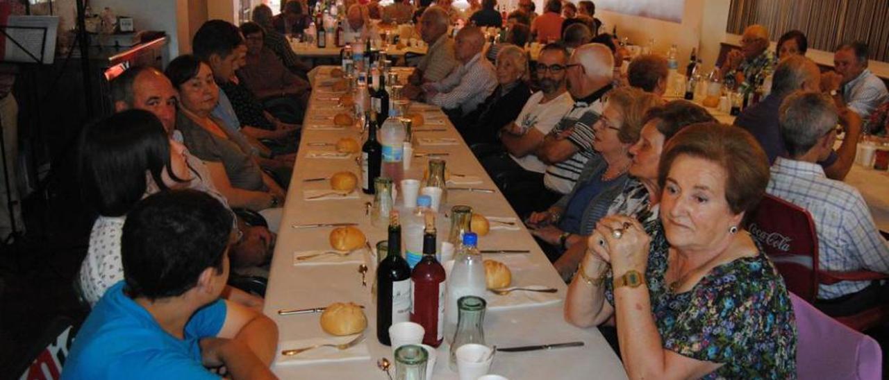 Los vecinos de Cayés, ayer, en el restaurante, minutos antes de empezar a comer.