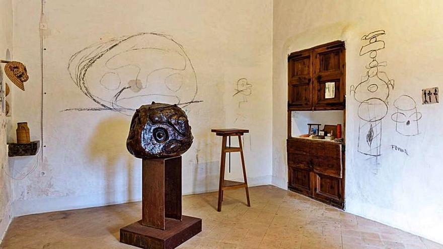Sala con obra, objetos y grafitos de Miró en los muros.