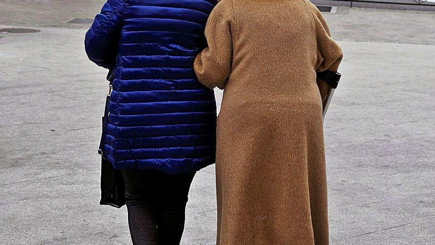 Dos mujeres en un paseo por la ciudad.