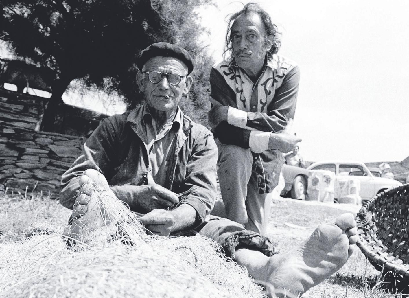 Dalí i el pescador Joan Fortuny, 'Es Cambrilenc', a Portlligat, l'any 1968.