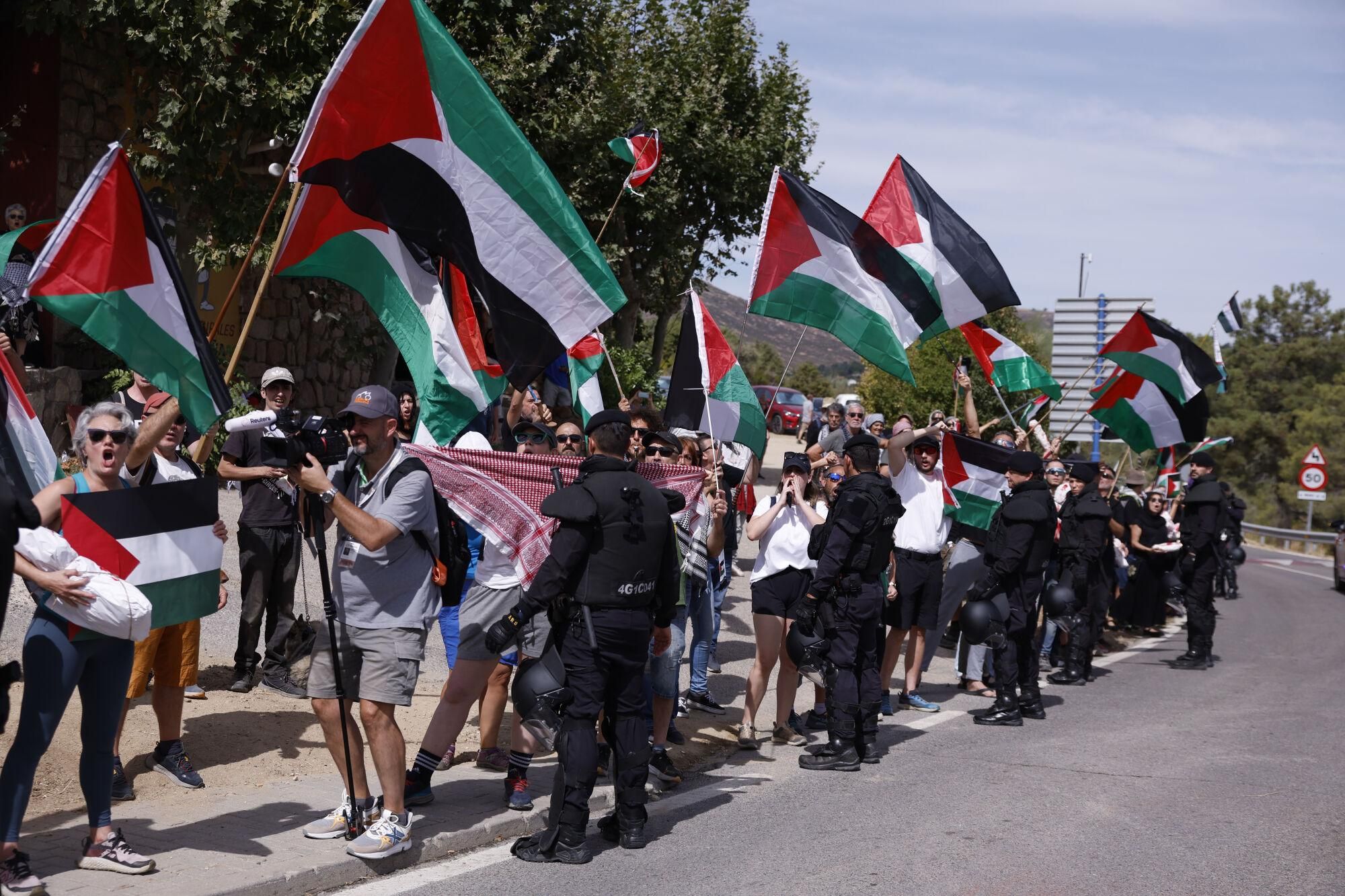 FOTODELDIA ROBLEDO DE CHAVELA (MADRID), 13/09/2025.- Manifestantes propalestinos antes de darse la salida de la vigésima etapa de La Vuelta a España disputada este sábado entre las localidades madrileñas de Robledo de Chabela y el Puerto de Navacerrada con un recorrido de 165.6 km. EFE/ Javier Lizón
