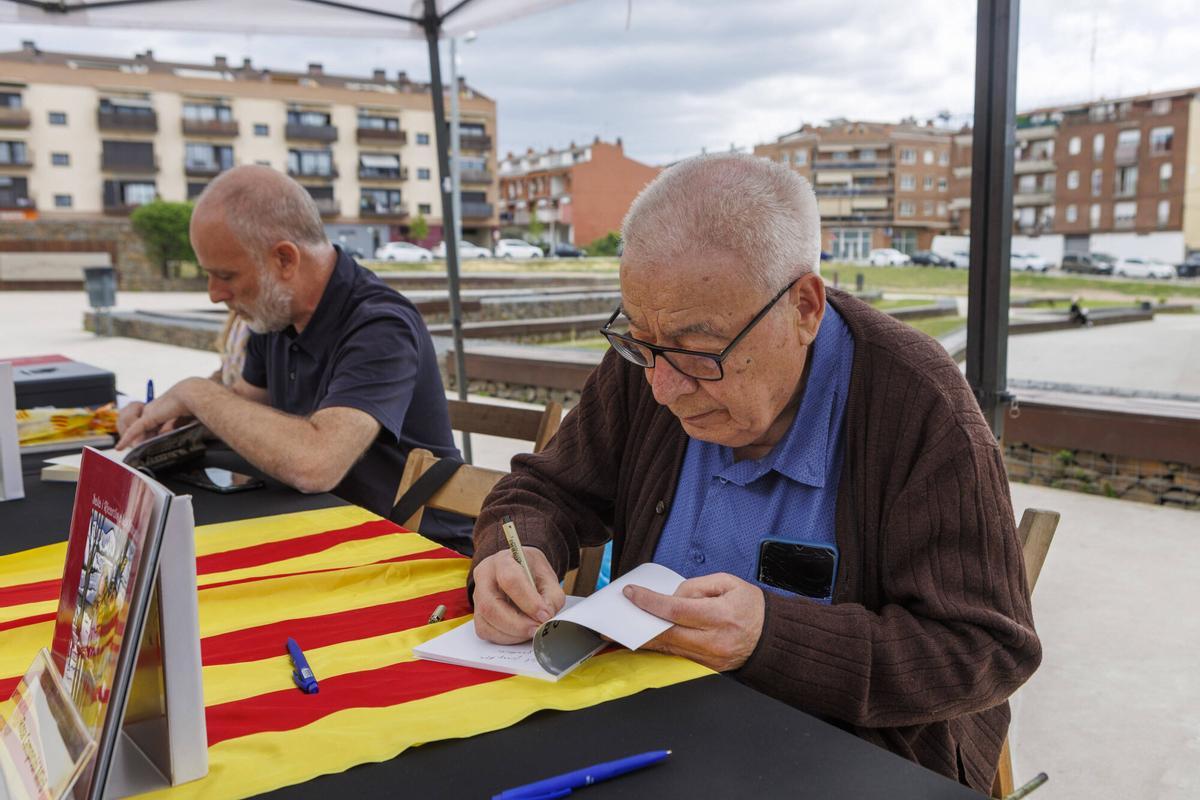 Imatges de la signatura de llibres d'autors locals a Sant Fruitós de Bages