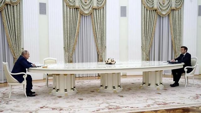 Vladímir Putin rep a Moscou Emmanuel Macron, tots dos separats per una taula de 8 metres, el 7 de febrer del 2022, tres setmanes abans de l’inici de la invasió d’Ucraïna.
