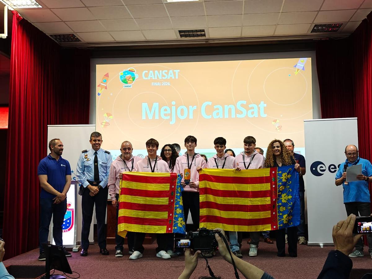 El equipo ganador, durante la entrega de premios.