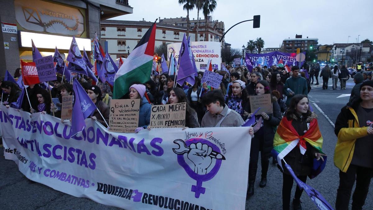 Manifestantes en la marcha del 8M en Gijón.