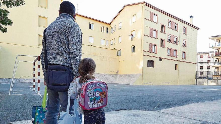 Un pare amb la seva filla a les portes de l&#039;escola el primer dia de curs a Navarra |