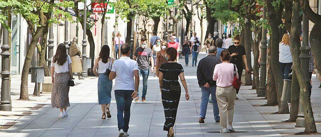 Los ourensanos en la calle Paseo, la milla de oro de la ciudad.